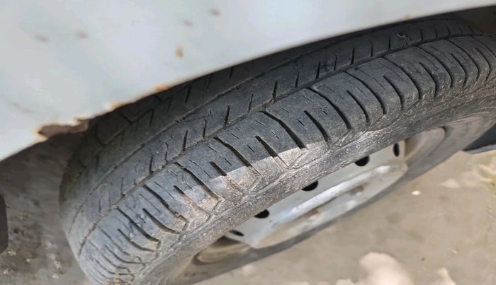 2011 Maruti Alto LXI, CNG, Manual, 1,60,200 km, tyre