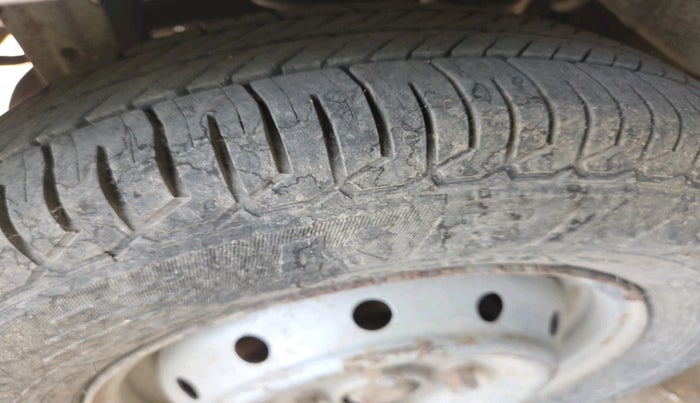 2011 Maruti Alto LXI, CNG, Manual, 1,60,200 km, tyre