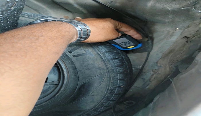 2016 Renault Kwid RXT 0.8, Petrol, Manual, 80,554 km, tyre