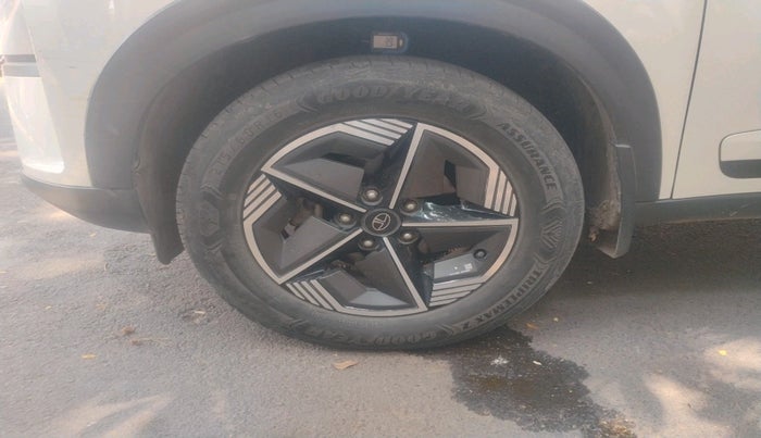 2023 Tata NEXON CREATIVE AMT 1.5 DIESEL, Diesel, Automatic, 47,866 km, tyre