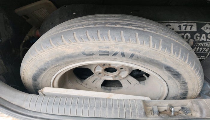 2011 Hyundai i20 ASTA 1.2, CNG, Manual, 1,12,932 km, tyre