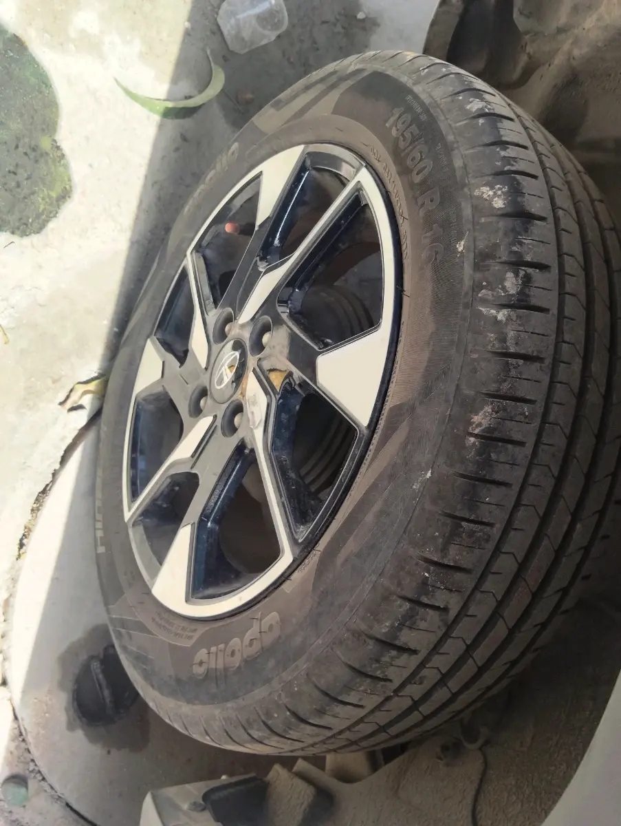 2024 Tata PUNCH ACCOMPLISHED AMT, Petrol, Automatic, 27,812 km, tyre