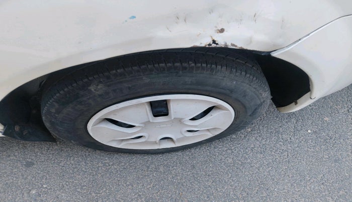 2010 Chevrolet Aveo U VA LS 1.2, Petrol, Manual, 1,10,747 km, tyre