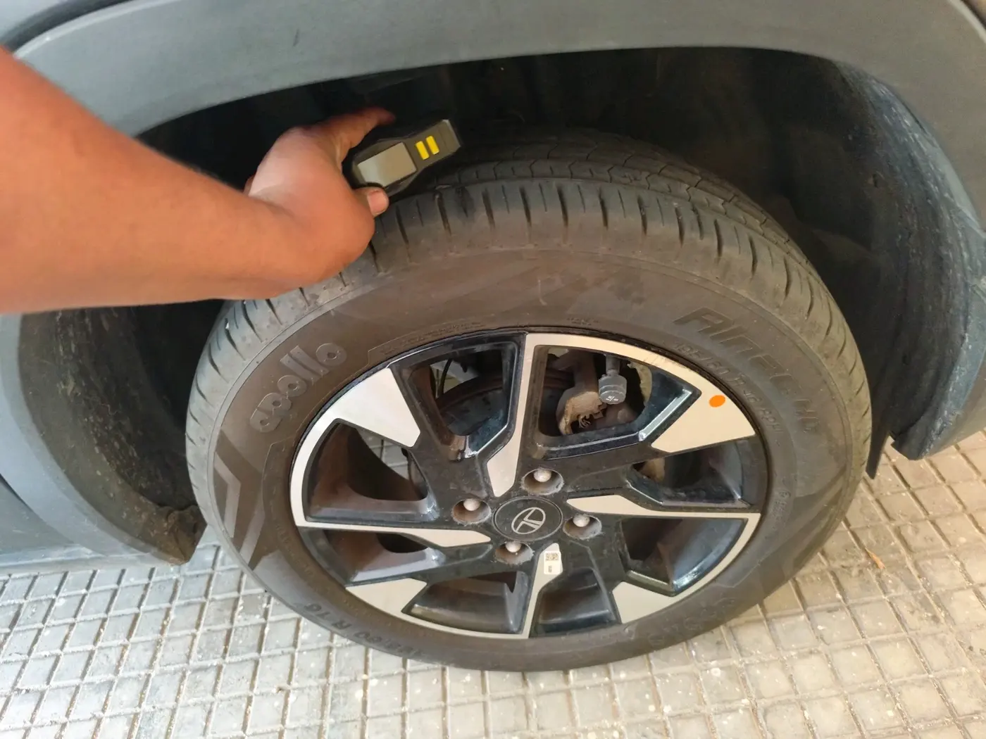 2024 Tata PUNCH ACCOMPLISHED DAZZLE PACK AMT, Petrol, Automatic, 7,077 km, tyre