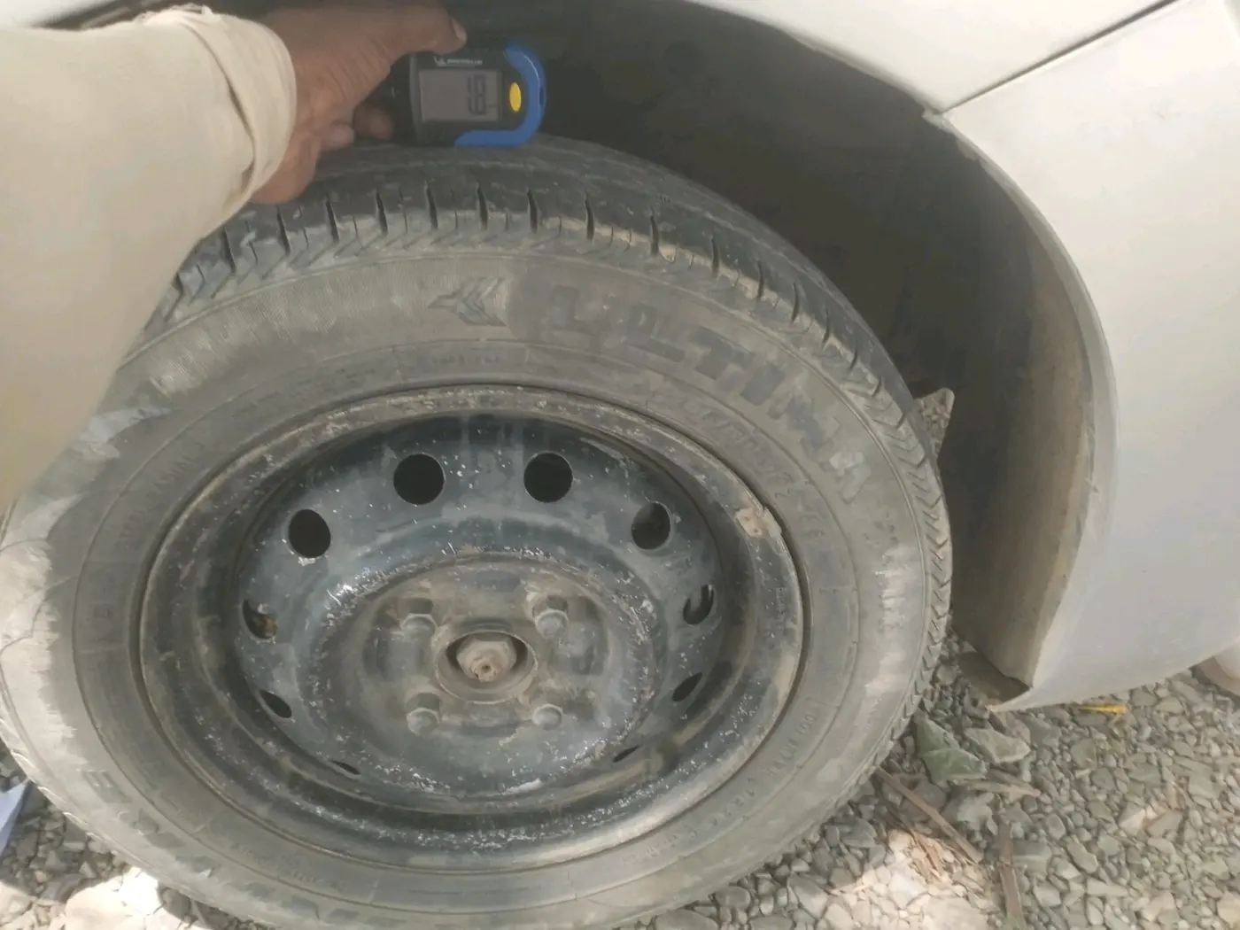 2013 Maruti Wagon R 1.0 LXI, CNG, Manual, 1,63,147 km, tyre