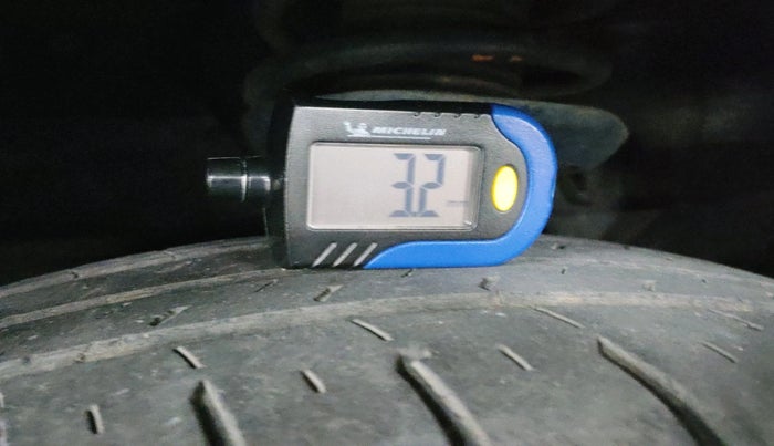 2012 Skoda Superb 2.0 TDI PD, Diesel, Manual, 1,20,824 km, tyre