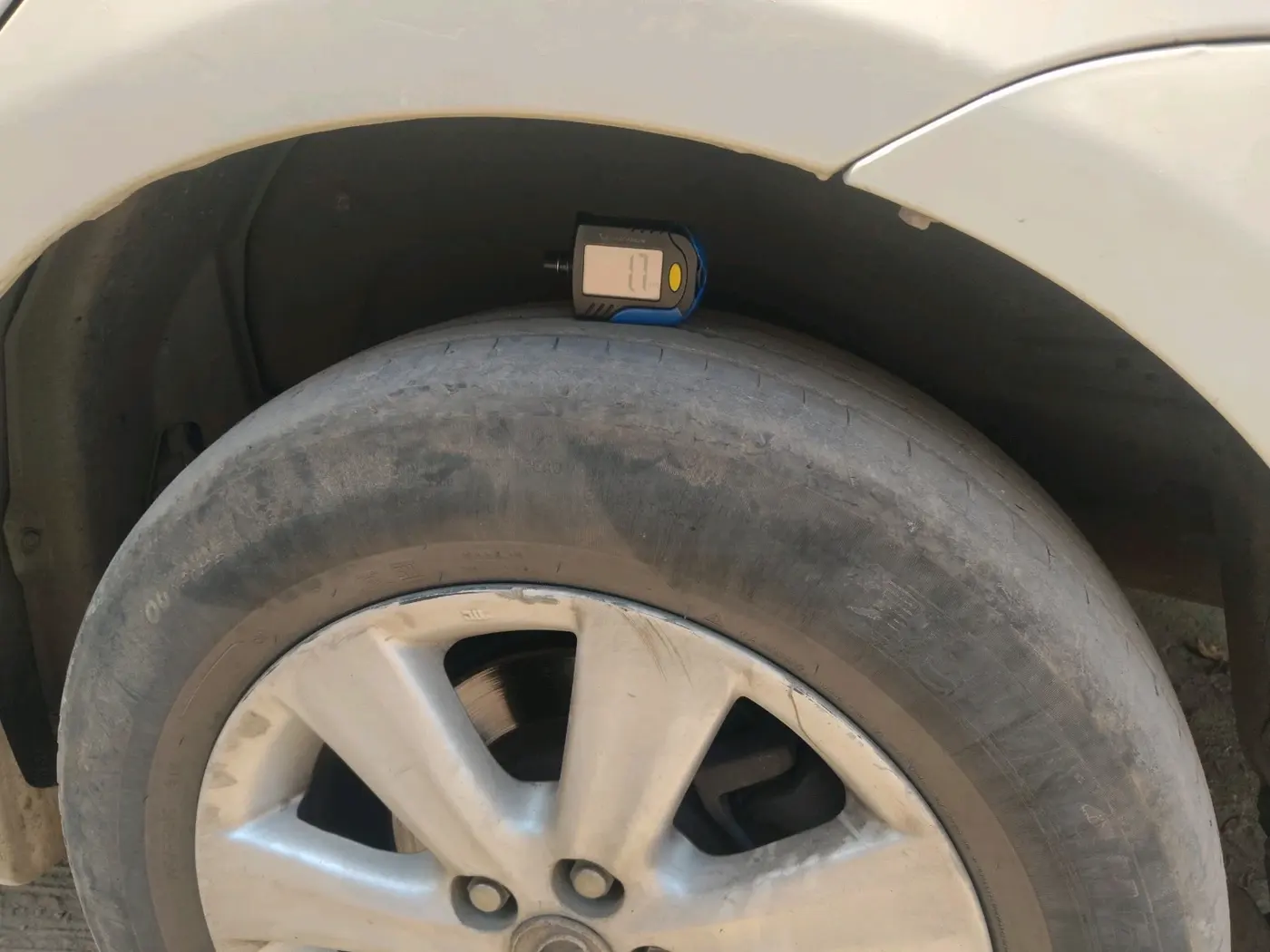 2010 Toyota Corolla Altis G PETROL, Petrol, Manual, 1,28,017 km, tyre