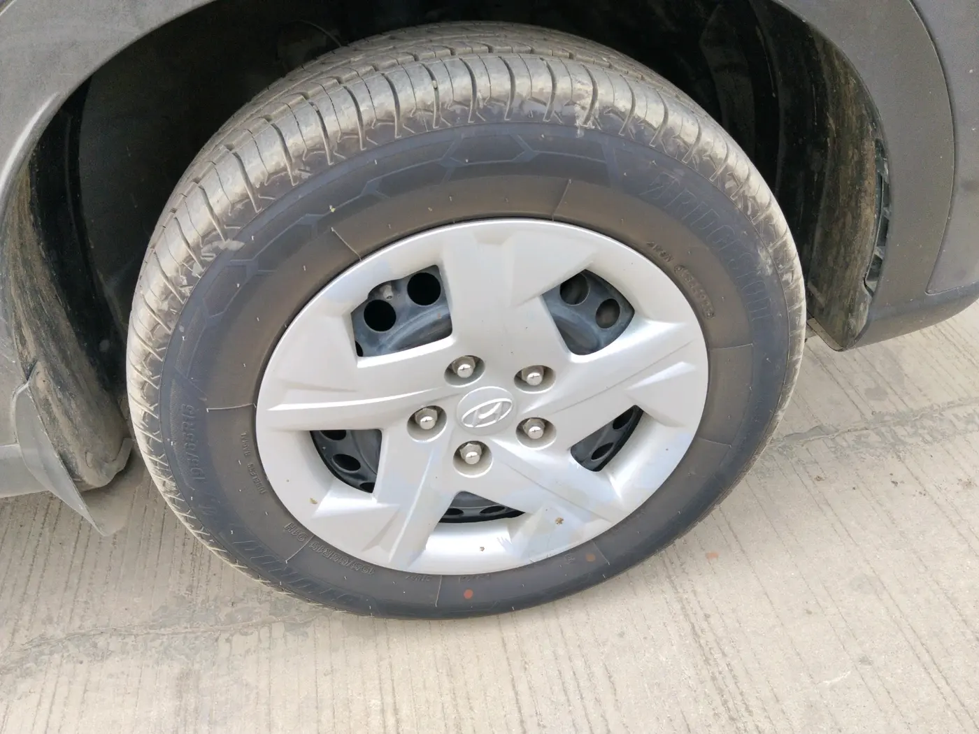 2019 Hyundai VENUE S 1.2, Petrol, Manual, 61,924 km, tyre
