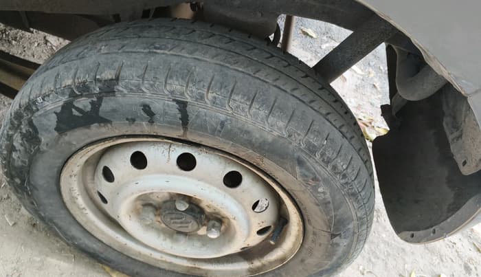 2011 Maruti Wagon R 1.0 LXI CNG, CNG, Manual, 2,00,827 km, tyre