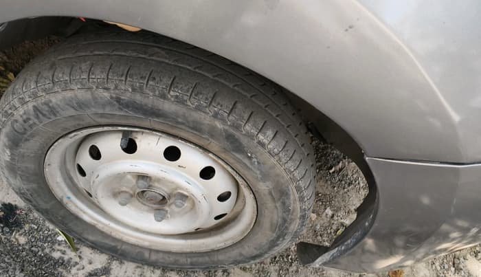 2011 Maruti Wagon R 1.0 LXI CNG, CNG, Manual, 2,00,827 km, tyre