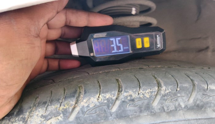 2015 Maruti Ciaz VXI+, CNG, Manual, 1,73,381 km, tyre