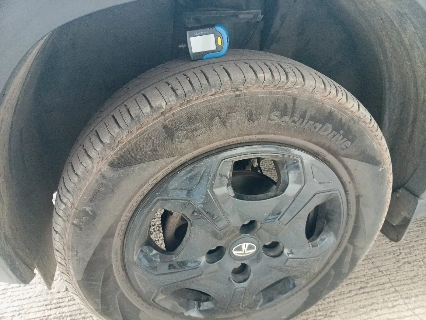 2023 Tata PUNCH ACCOMPLISHED MT CAMO EDITION, Petrol, Manual, 44,772 km, tyre