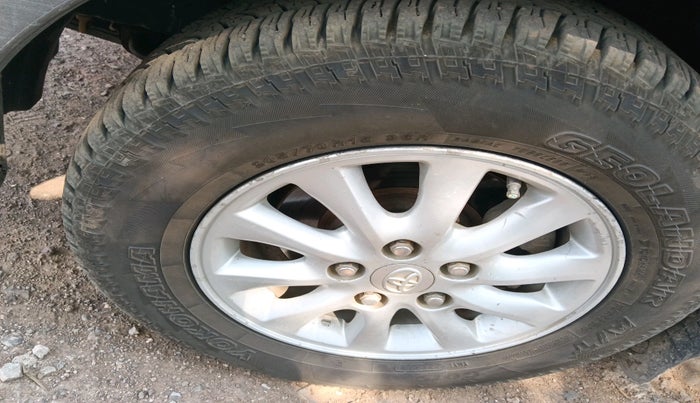2012 Toyota Innova VX 2.5 7 STR, Diesel, Manual, 2,09,752 km, tyre