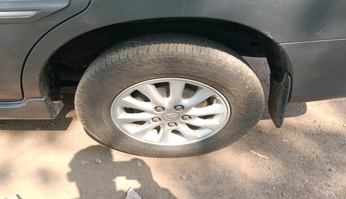 2012 Toyota Innova VX 2.5 7 STR, Diesel, Manual, 2,09,752 km, tyre