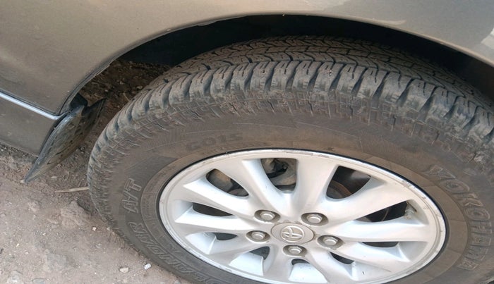2012 Toyota Innova VX 2.5 7 STR, Diesel, Manual, 2,09,752 km, tyre