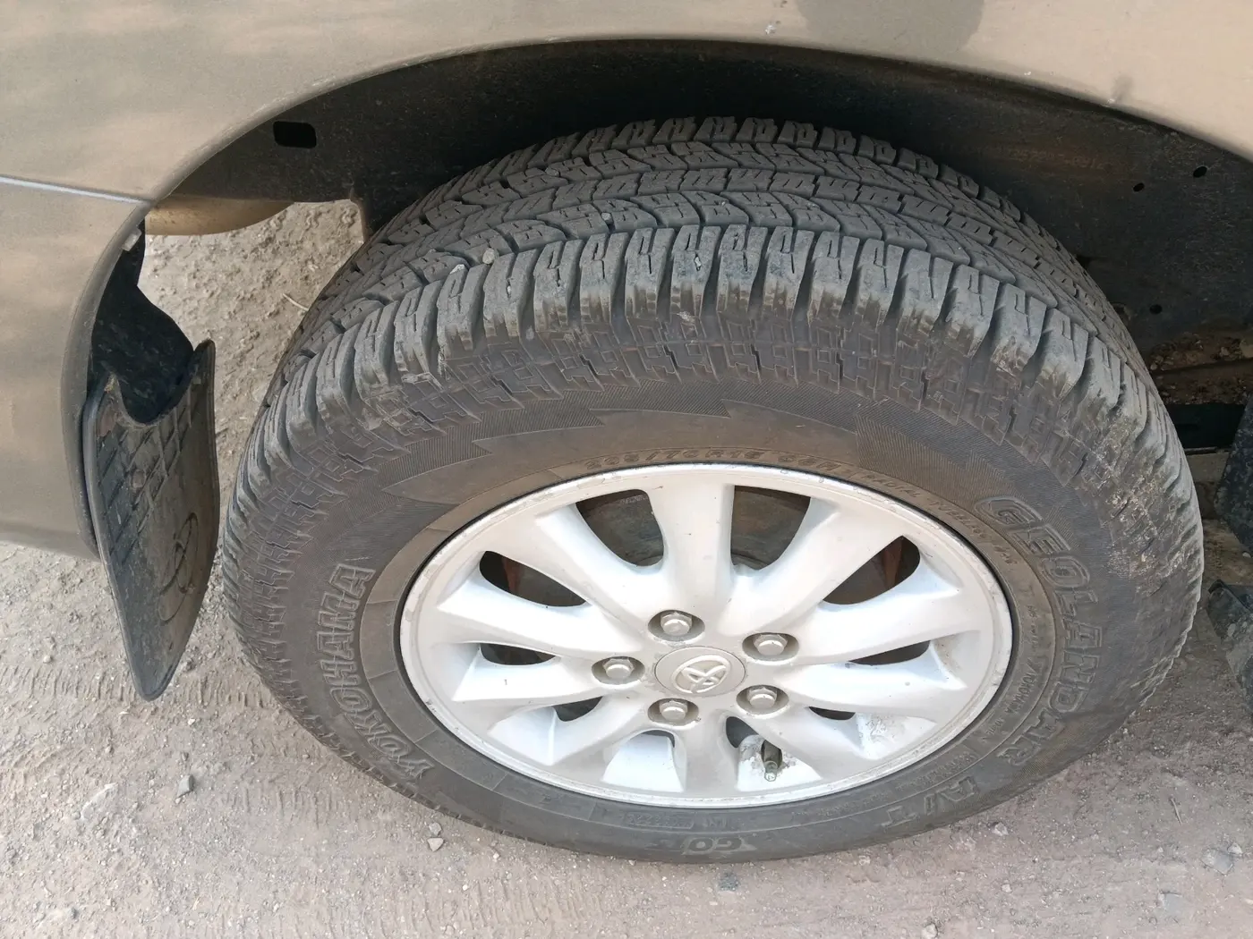 2012 Toyota Innova VX 2.5 7 STR, Diesel, Manual, 2,09,752 km, tyre