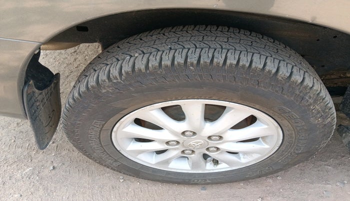2012 Toyota Innova VX 2.5 7 STR, Diesel, Manual, 2,09,752 km, tyre