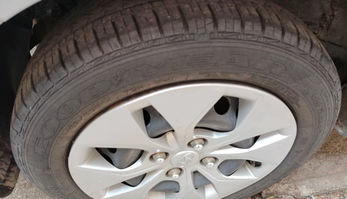 2015 Hyundai Xcent S 1.2, Petrol, Manual, 21,733 km, tyre