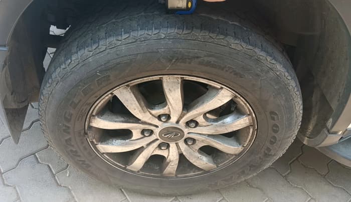 2016 Mahindra XUV500 W10 AT, Diesel, Automatic, 1,73,528 km, tyre