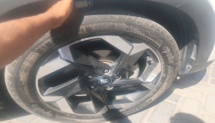 2022 Hyundai ALCAZAR PLATINUM(O) 7STR 2.0 AT, Petrol, Automatic, 20,452 km, tyre