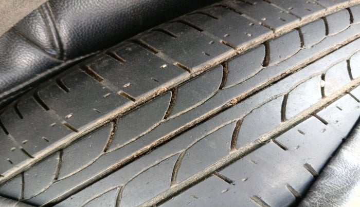 2012 Hyundai i10 MAGNA 1.1 LPG, Petrol, Manual, 1,44,090 km, tyre