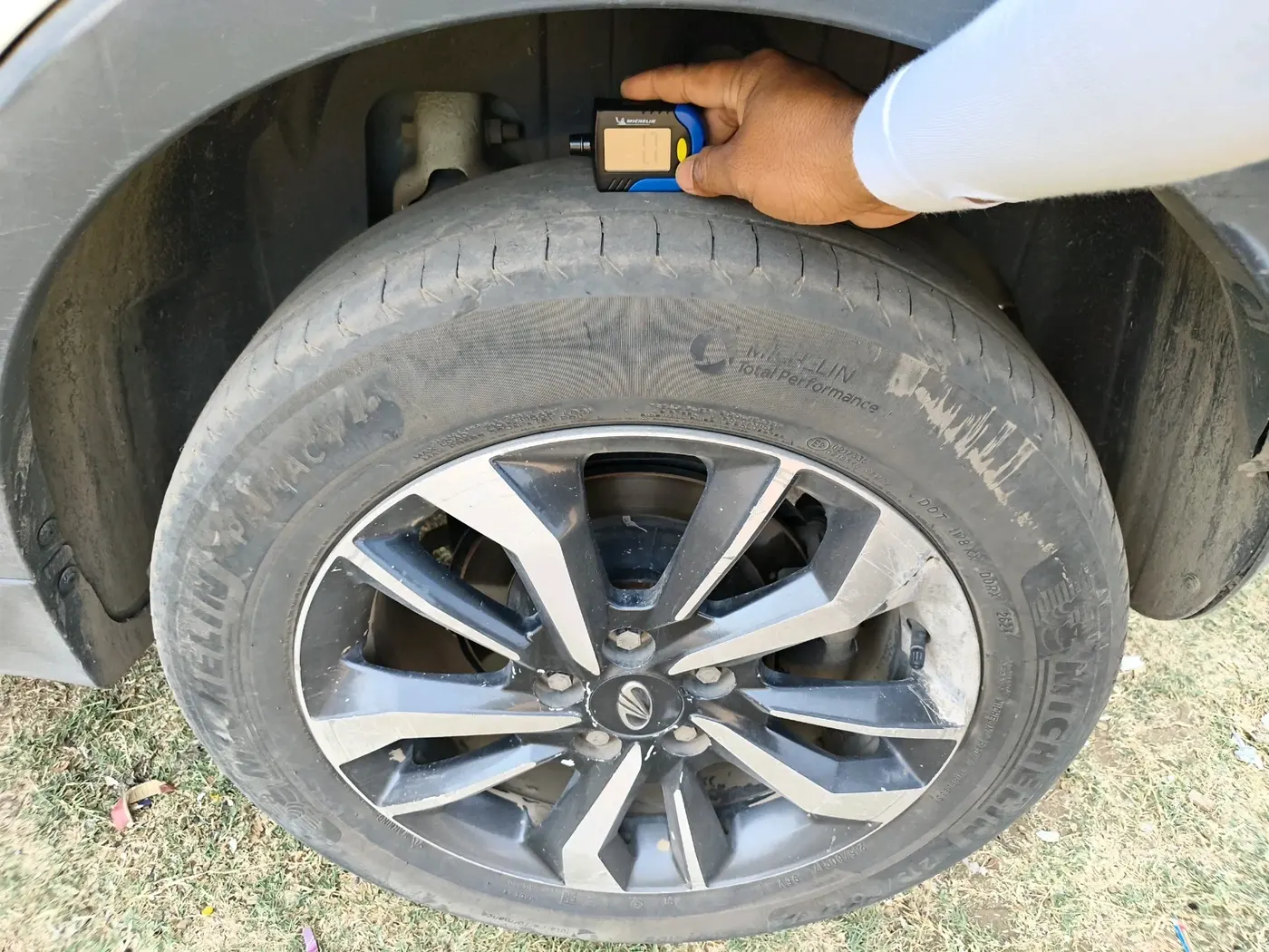 2019 Mahindra XUV300 W8 (O) 1.5 DIESEL, Diesel, Manual, 1,85,741 km, tyre