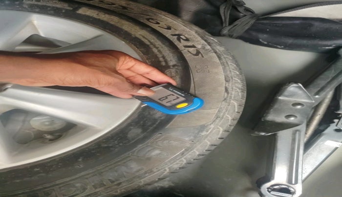 2011 Toyota Corolla Altis G PETROL, Petrol, Manual, 1,42,833 km, tyre