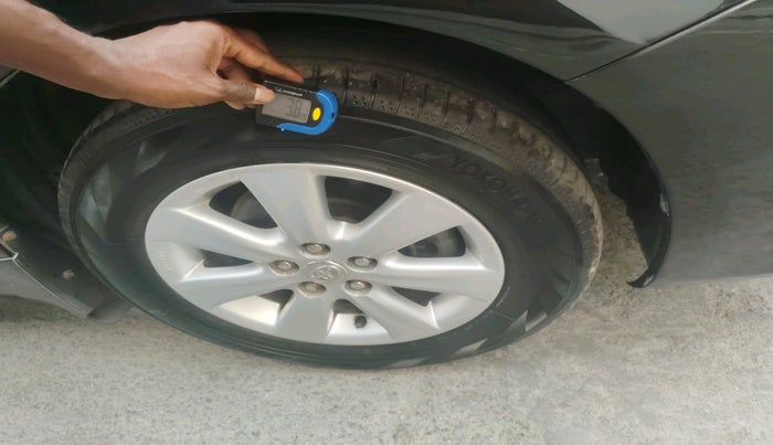 2011 Toyota Corolla Altis G PETROL, Petrol, Manual, 1,42,833 km, tyre