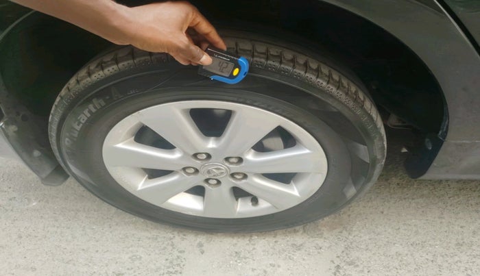 2011 Toyota Corolla Altis G PETROL, Petrol, Manual, 1,42,833 km, tyre