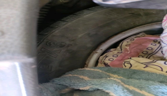 2011 Maruti Wagon R 1.0 LXI CNG, CNG, Manual, 2,31,096 km, tyre