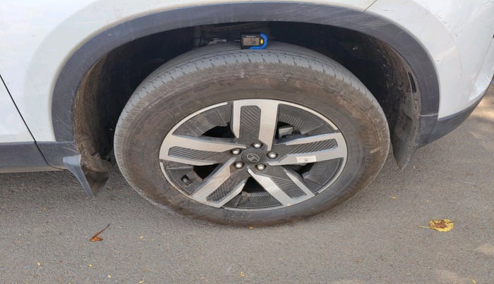 2025 Tata Safari ADVENTURE PLUS AT, Diesel, Automatic, 14,935 km, tyre