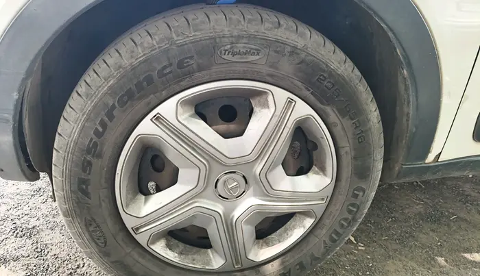 2019 Tata NEXON XM PETROL, CNG, Manual, 1,00,028 km, tyre