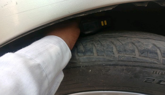 2011 Toyota Corolla Altis GL PETROL, Petrol, Manual, 1,20,744 km, tyre