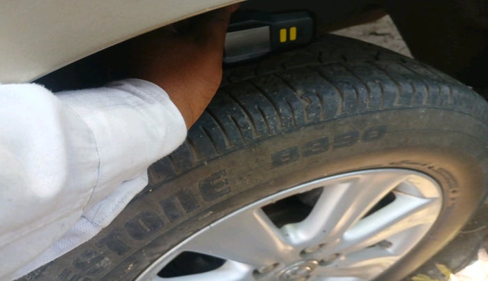 2011 Toyota Corolla Altis GL PETROL, Petrol, Manual, 1,20,744 km, tyre