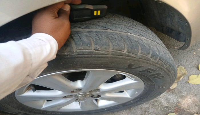 2011 Toyota Corolla Altis GL PETROL, Petrol, Manual, 1,20,744 km, tyre