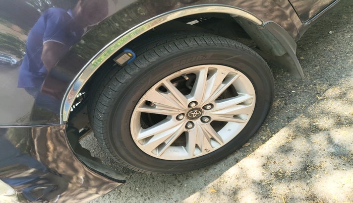 2016 Toyota Innova Crysta 2.4 ZX 7 STR, Diesel, Manual, 1,46,266 km, tyre