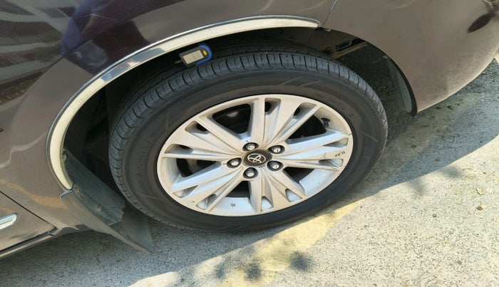 2016 Toyota Innova Crysta 2.4 ZX 7 STR, Diesel, Manual, 1,46,266 km, tyre