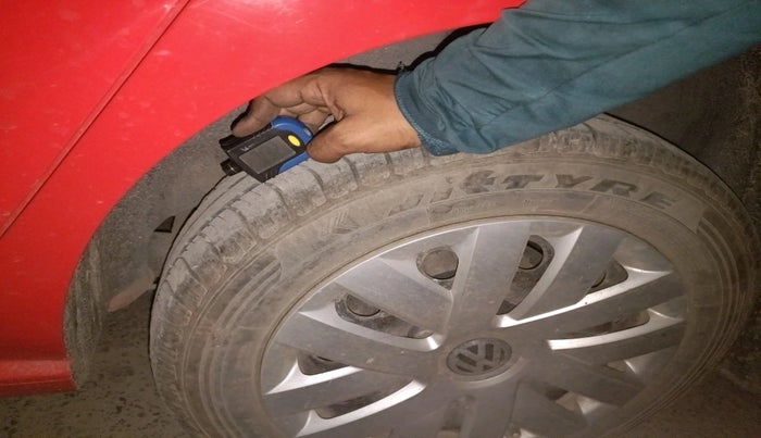 2015 Volkswagen Polo COMFORTLINE 1.2L, Petrol, Manual, 94,310 km, tyre