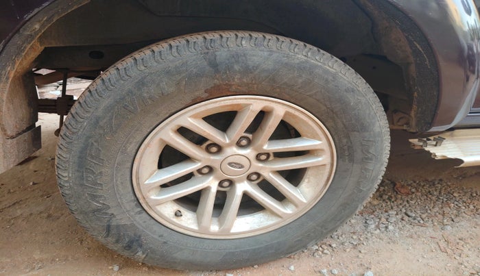 2010 Ford Endeavour 2.5L 4X2 MT, Diesel, Manual, 1,19,172 km, tyre