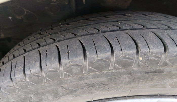 2011 Hyundai Accent GLE, CNG, Manual, 2,01,973 km, tyre