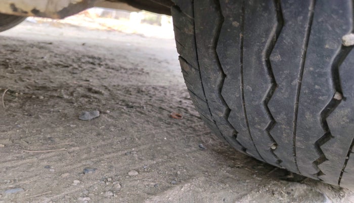 2011 Hyundai Accent GLE, CNG, Manual, 2,01,973 km, tyre