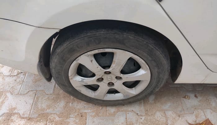 2012 Hyundai Verna FLUIDIC 1.6 CRDI EX, Diesel, Manual, 2,17,306 km, tyre