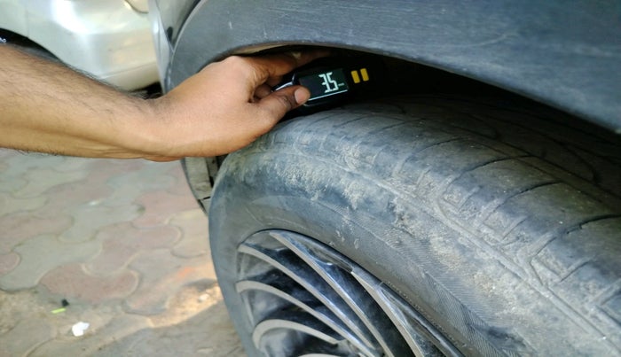 2023 Mahindra XUV300 W4 1.2 PETROL, Petrol, Manual, 1,09,676 km, tyre