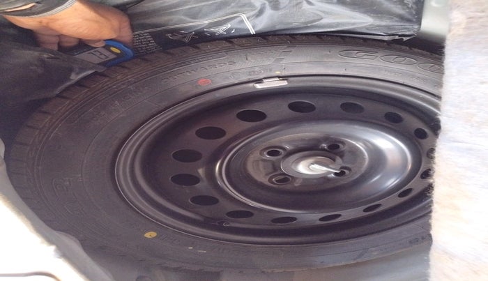 2017 Toyota Etios Liva V, Petrol, Manual, 98,250 km, tyre