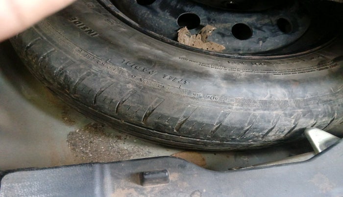 2021 Maruti Dzire VXI, CNG, Manual, 83,360 km, tyre