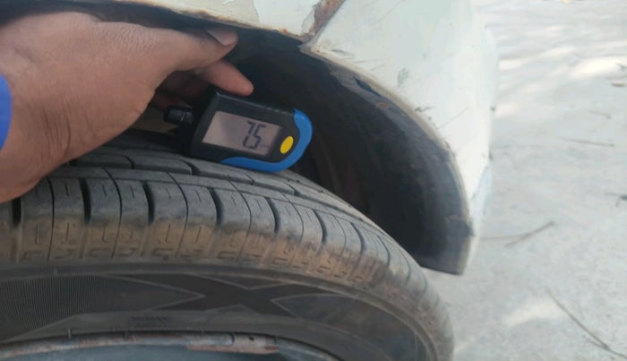 2014 Hyundai i10 MAGNA 1.1, Petrol, Manual, 1,02,027 km, tyre