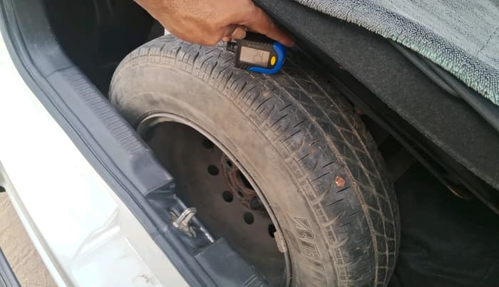 2019 Maruti Swift VXI, CNG, Manual, 1,05,218 km, tyre