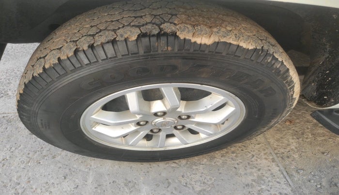 2016 Mahindra TUV300 T8, Diesel, Manual, 1,51,716 km, tyre