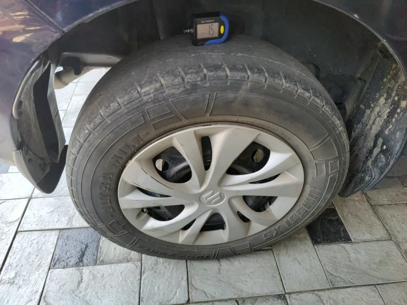 2019 Maruti Swift LXI, CNG, Manual, 1,00,283 km, tyre