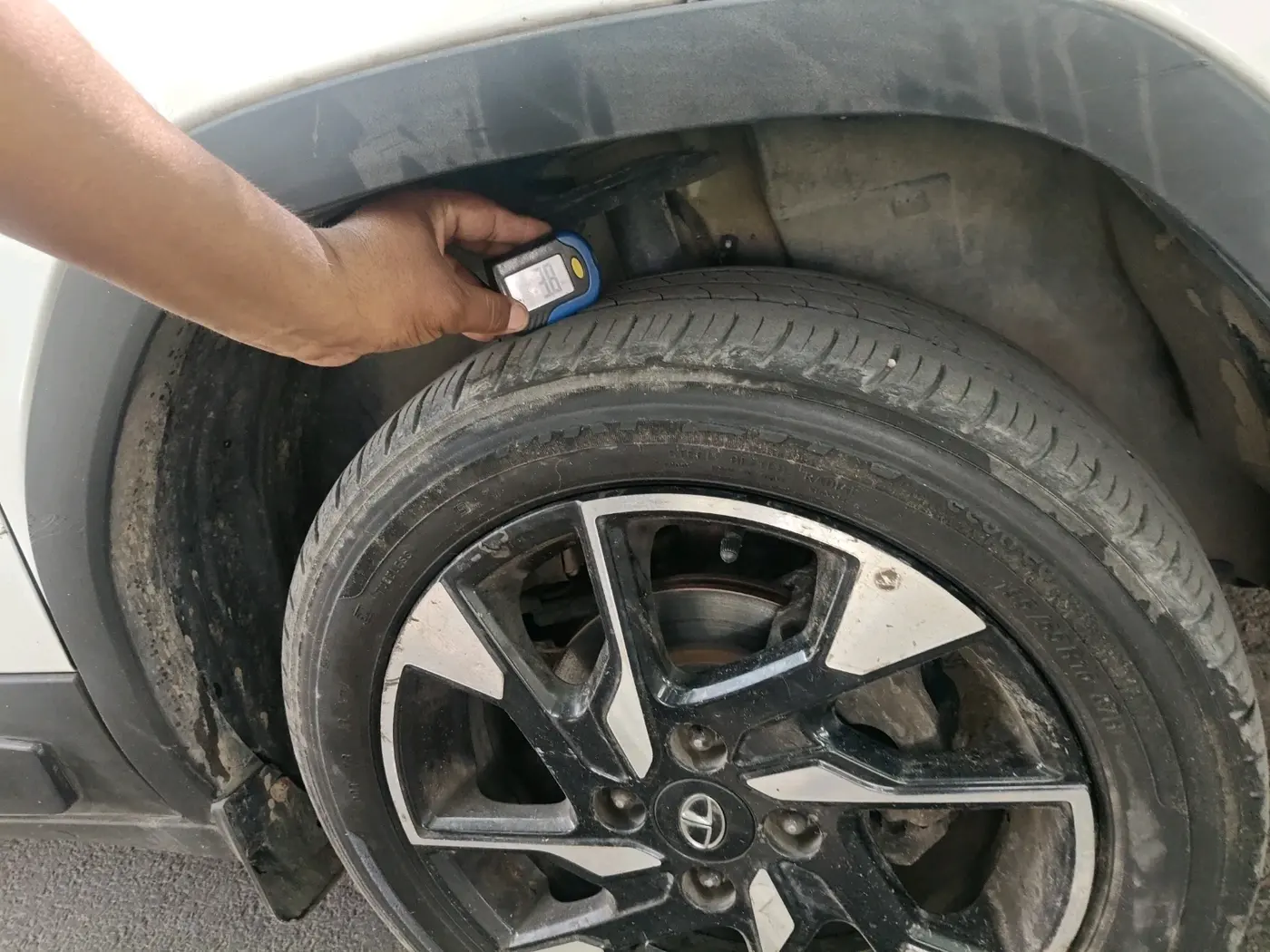 2023 Tata PUNCH ACCOMPLISHED DAZZLE SUNROOF CNG MT, CNG, Manual, 79,046 km, tyre